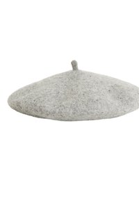 Beret de lana gris con forma redondeada y plana, y una pequeña protuberancia en la parte superior. El material parece suave, con una ligera textura y manchas oscuras dispersas.