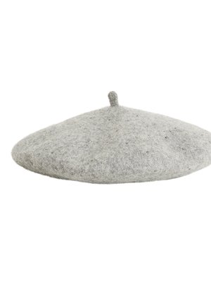 Beret de lana gris con forma redondeada y plana, y una pequeña protuberancia en la parte superior. El material parece suave, con una ligera textura y manchas oscuras dispersas.