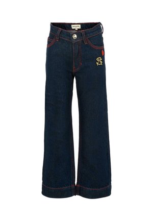 Jean en denim bleu foncé évasé avec des coutures rouges, une fermeture à bouton et un logo brodé sur la poche avant.