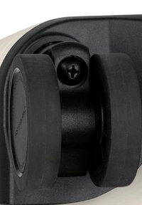 Schwarzes Kunststoffrad mit einer silbernen Schraube, montiert auf einer strukturierten dunklen Oberfläche. Eine runde schwarze Scheibe erscheint neben dem Rad.