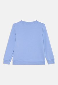Felpa a maniche lunghe azzurro chiaro con collo rotondo, con polsini e orlo a costine, vista da dietro su uno sfondo bianco.