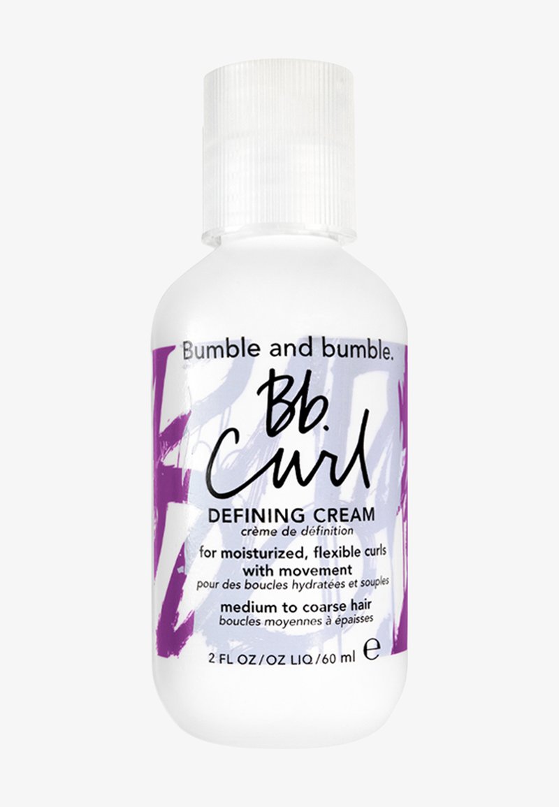 Crème définissante pour boucles Bumble and Bumble Bb Curl dans un flacon opaque blanc de 60 ml. Présente une étiquette violette et noire avec un texte décrivant les bienfaits.