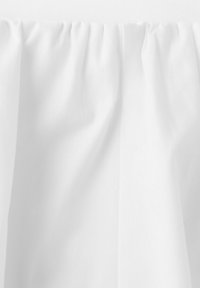 Bílý závěs s nahoře nasbíraným lemem, který vytváří jemné záhyby a hladkou texturu.