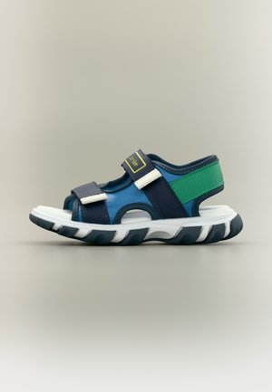 Παιδικό αθλητικό σανδάλι με μπλε, πράσινες και ναυτικές λουράκια, ρυθμιζόμενα κλείσιμο με βέλκρο και παχύ άσπρο και μαύρο πέλμα.