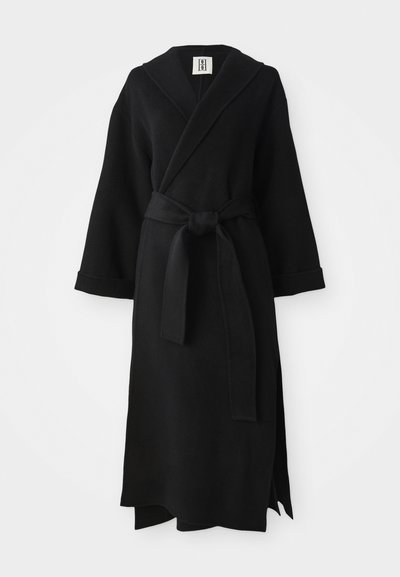 Robe nera lunga in tessuto morbido, con colletto a scialle, maniche lunghe, cintura in vita e spacco laterale. Design semplice e minimalista.