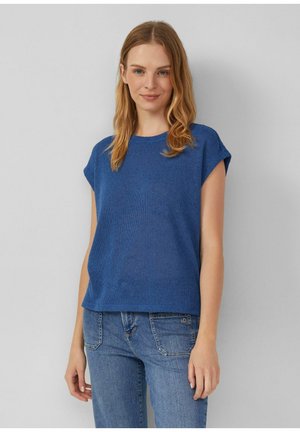 Blauw gebreid top met korte mouwen, ronde halslijn, relaxte pasvorm en een gestructureerde afwerking. Gecombineerd met lichtblauwe jeans.