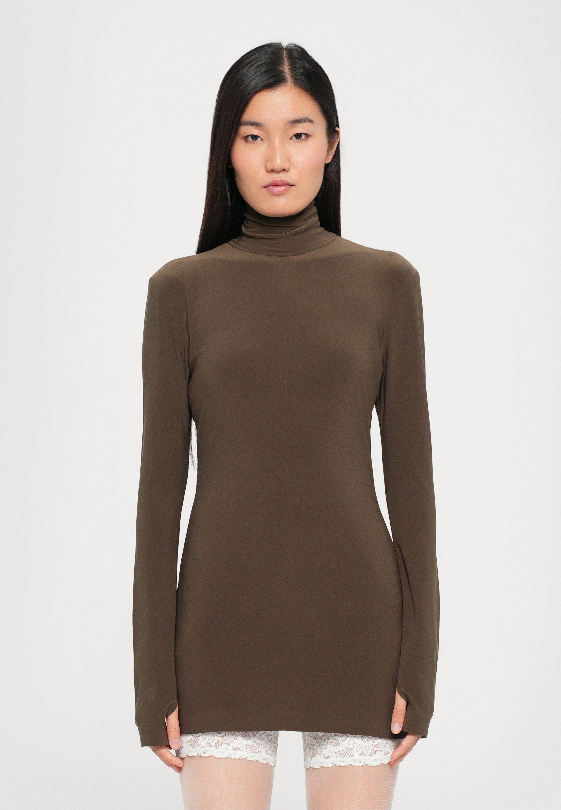 Norma Kamali LONG SLEEVE TURTLENECK PICKLEBALL DRESS - Jerseykleid