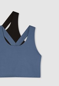 Due reggiseni sportivi in blu e nero, con design a incrocio sulla schiena e tessuto morbido e elastico. Entrambi presentano spalline larghe e cuciture minime.