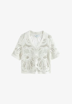 Hvid hækle-strikket top med korte ærmer, blomsterdesign, v-udskæring og åbent vævemønster, lavet af let stof.