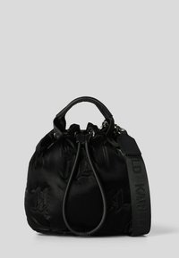 Czarna nylonowa torebka z ściąganym górnym brzegiem, krótkimi uchwytami i odpinanym paskiem. Posiada wytłaczane logo oraz gładką fakturę z srebrnymi elementami metalowymi.