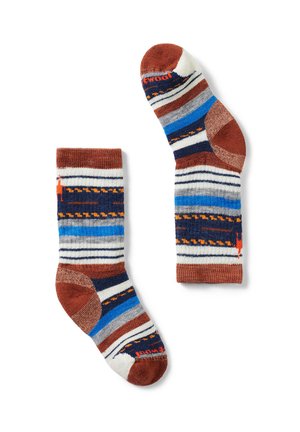 Par de calcetines hasta media pantorrilla con rayas horizontales en marrón, azul, blanco, gris y naranja, con punteras y talones reforzados.