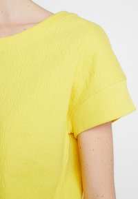 OPUS Triko s potiskem - yellow