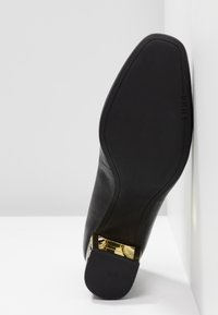 DKNY Klasické lodičky - black