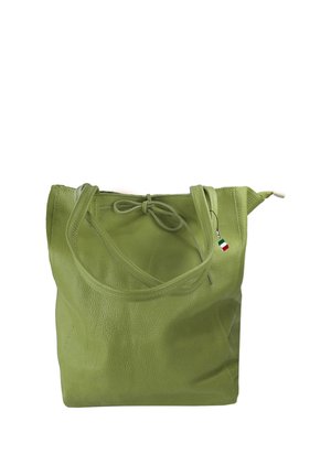 Groene leren shopper met dubbele handvatten, een striksluiting en een klein Italiaans vlaggetje aan één riem.