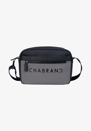 Borsa a tracolla rettangolare grigia e nera con una texture liscia, dotata di una tasca con zip frontale e logo "CHABRAND" sul davanti.