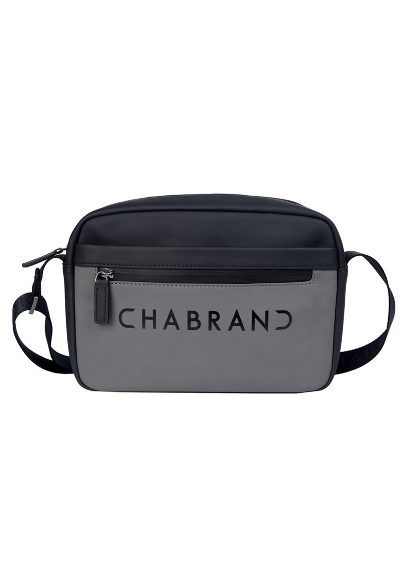 Borsa a tracolla rettangolare grigia e nera con una texture liscia, dotata di una tasca con zip frontale e logo "CHABRAND" sul davanti.