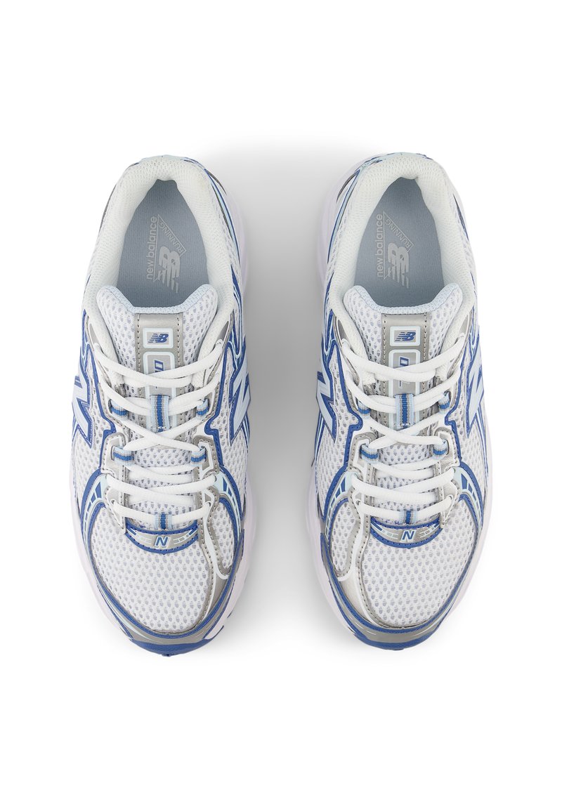 Scarpe da atletica bianche in mesh con dettagli blu, dotate di un design con lacci, suola ammortizzata e dettagli del logo sui lati e sulla linguetta.