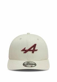 Beżowa czapka z logo w kolorze bordowym w kształcie litery "A"; ma płaski daszek oraz regulowane zapięcie na zatrzask. Wykonana z trwałego materiału z wyszywanymi detalami.