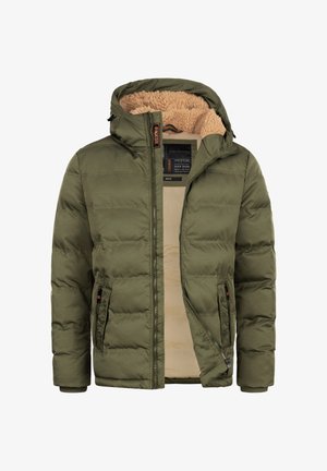 Chaqueta acolchada de color verde oliva con capucha, con forro de piel sintética beige y bolsillos laterales con cremallera. Hecha de tejido acolchado liso.