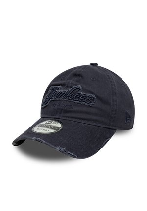 Sort justerbar baseballkasket med "Yankees EST. 1903" broderet i sort, slidte skygge og New Era 9TWENTY-klistermærke på skyggen.