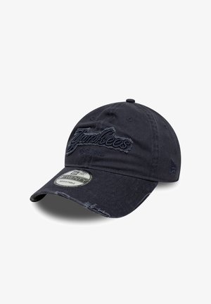 Schwarze verstellbare Baseballkappe mit "Yankees EST. 1903" in Schwarz bestickt, abgenutztem Schirm und New Era 9TWENTY Aufkleber am Schild.