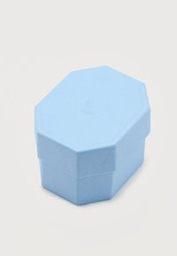 Μικρό γαλάζιο οκτάγωνο κουτί με υφή και εφαρμοστό καπάκι, πάνω σε απλό λευκό φόντο.