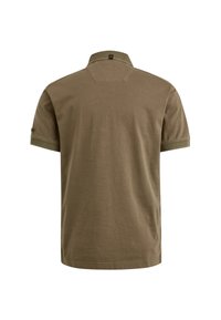 Kortærmet polo shirt i olivengrønt bomuld. Har en krave, en lige kant og kontrasterende teksturerede manchetter. Ingen synlige logoer eller mønstre.