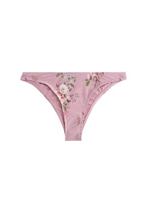 Sous-vêtements bikini pour femmes roses avec imprimé floral comprenant des fleurs blanches et roses et des feuilles vertes sur fond blanc.