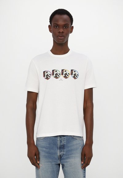 Tricou alb din bumbac cu un design grafic colorat care include inițialele "P.S". Mâneci scurte și guler rotund, cu o textură fină.