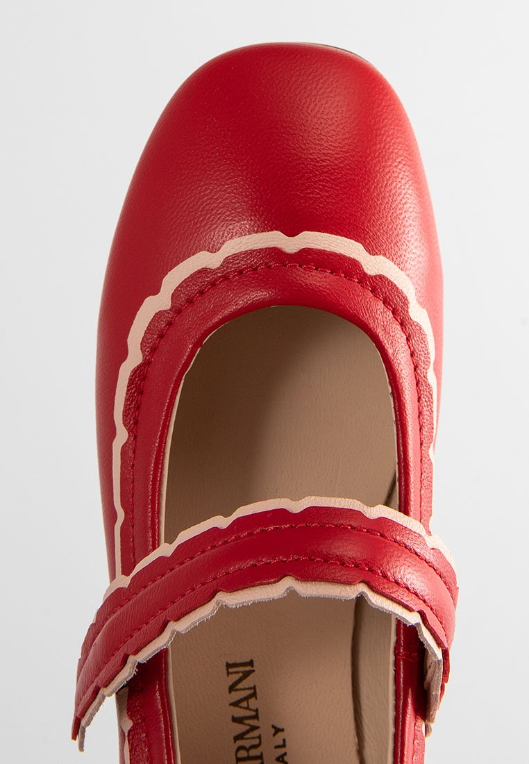 Scarpa Mary Jane rossa in pelle con bordi scallop, cinturino sulla parte superiore del piede e finitura liscia. L'interno presenta una fodera beige.