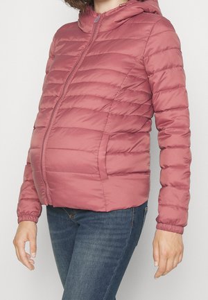 Veste de maternité matelassée rose avec une capuche, présentant des coutures horizontales, des poignets élastiques et une fermeture avant zippée.