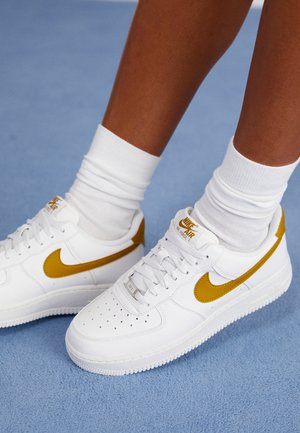 Nike Sportswear AIR FORCE 1 - Zapatillas - summit white/bronzine/metallic silver