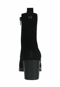 Stivale alla caviglia in suede nero con tacco a blocco alto, chiusura con zip laterale e una linguetta sul retro per facilitare l'indossamento. Texture liscia.