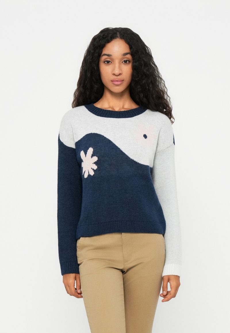 Strickpullover mit einem Wellenmuster in Marineblau und Hellgrau, verziert mit floralen Akzenten in Pink und Weiß. Rippbündchen und Saum, weicher Stoff.