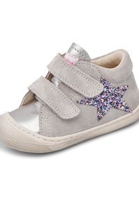 Scarpa alta in suede grigio con dettagli argentati, due strap in velcro e una stella di glitter viola sul lato. Suola in gomma texturizzata.