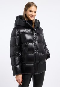Czarna kurtka puchowa o błyszczącym wykończeniu, z kapturem, zapinana na guziki z przodu i z bocznymi kieszeniami; pikowany wzór zapewnia teksturę i izolację.