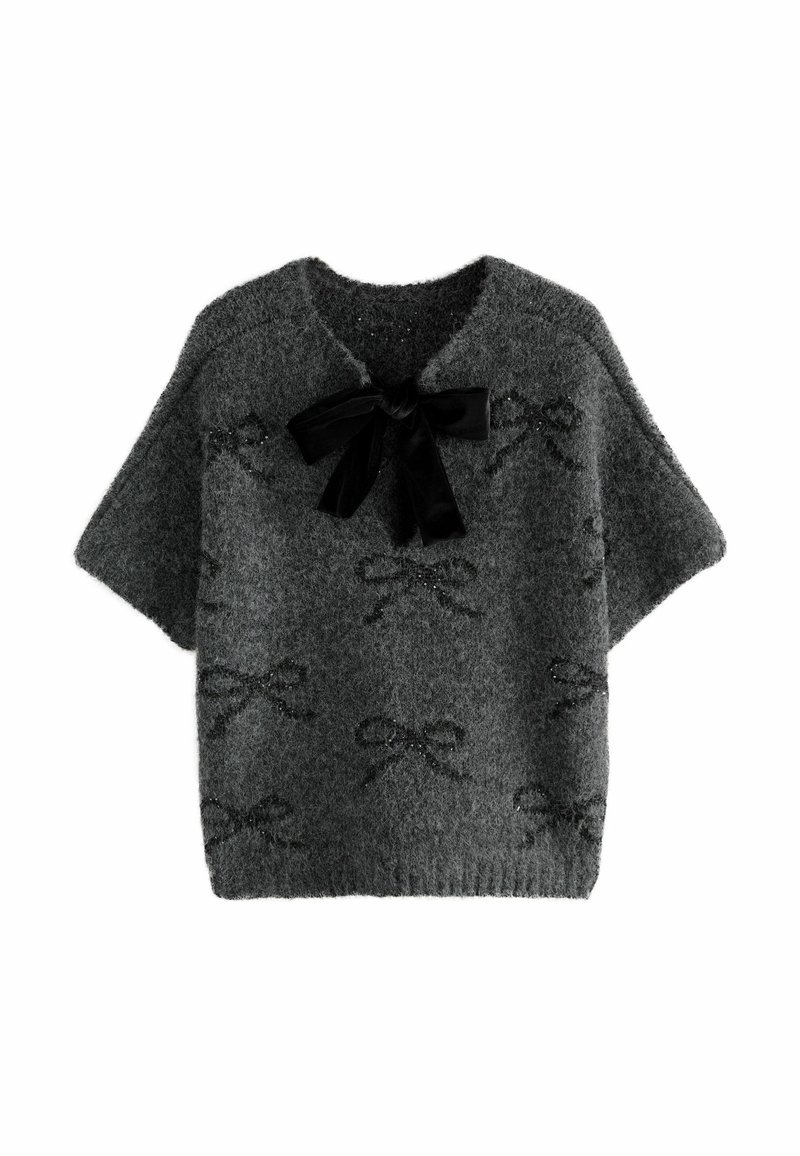 Pull gris foncé duveteux à manches courtes avec motifs de nœuds noirs et grand nœud en velours noir noué à l'encolure.