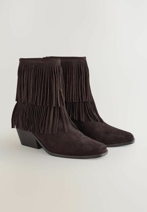 Stivali alla caviglia in suede marrone con dettaglio di frange, punta affusolata e tacco basso a blocco, con una finitura texturizzata e cuciture lisce.