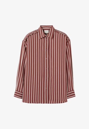 Chemise à manches longues avec boutons, à rayures blanches verticales sur fond rouille, présentant des détails plissés sur les épaules et un col classique.
