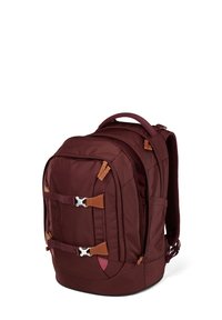 Zaino bordeaux con struttura imbottita, dettagli in pelle, spallacci regolabili, molteplici scomparti e dettagli in metallo argentato.