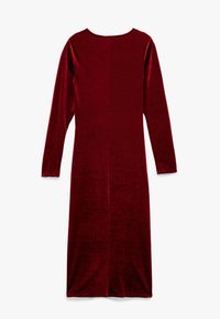 Burgundowa sukienka z welwetu z długimi rękawami, okrągłym dekoltem i prostym krojem. Posiada szew na środku pleców i miękką fakturę.