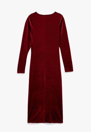 Abito in velluto bordeaux con maniche lunghe, scollatura rotonda e taglio dritto. Caratterizzato da una cucitura centrale sul retro e una texture morbida.
