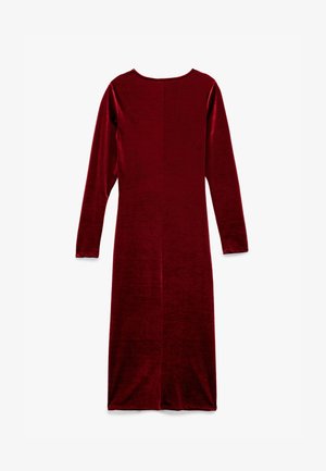 Abito in velluto bordeaux con maniche lunghe, scollatura rotonda e taglio dritto. Caratterizzato da una cucitura centrale sul retro e una texture morbida.