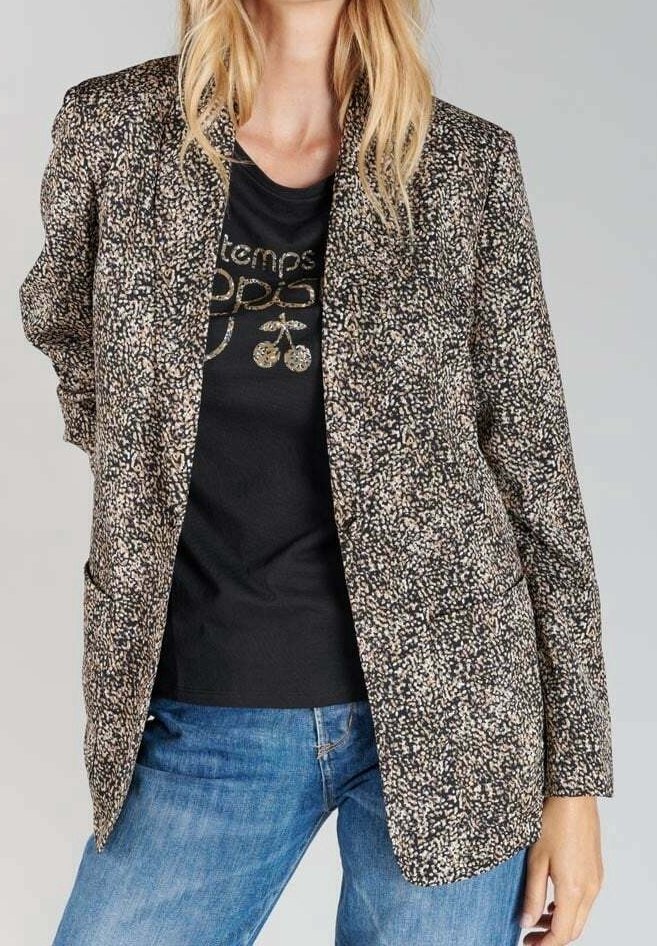 Veste blazer noire et crème à motif, coupe ajustée, portée sur une chemise noire. Dotée de revers à cran et d'une silhouette ample.