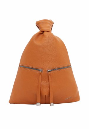 Sac à dos triangulaire en cuir marron clair avec deux poches frontales horizontales zippées et une fermeture par nœud en haut, surface texturée.
