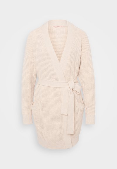 Cremefarbener gestrickter Cardigan mit Wickeldesign, langen Ärmeln, zwei vorderen Taschen und einem passenden Bindegürtel. Strukturiertes Material, lockere Passform.