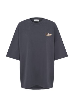 Σκούρο γκρι υπερμεγέθη κοντομάνικο T-shirt με στρογγυλή λαιμόκοψη και μικρό μπεζ κείμενο «The LeGer Running Club» στο πάνω αριστερό μέρος του στήθους.