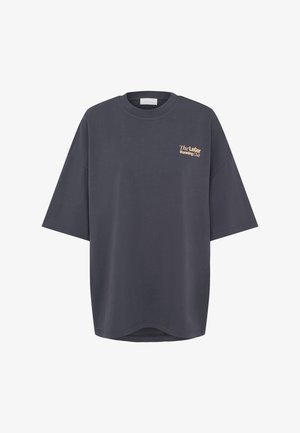 Tricou supradimensionat cu mâneci scurte, la gât, de culoare gri închis, cu text mic bej „The LeGer Running Club” pe piept, în partea superioară stângă.