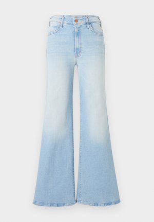 Jean en denim bleu clair taille haute avec jambes évasées larges, fermeture à boutons sur le devant, et poches avant et arrière.