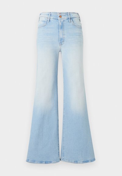 Σαφώς γαλάζια ψηλόμεσα τζιν με πλατιές καμπάνες στα πόδια, κούμπωμα με κουμπιά μπροστά και τσέπες μπροστά και πίσω.